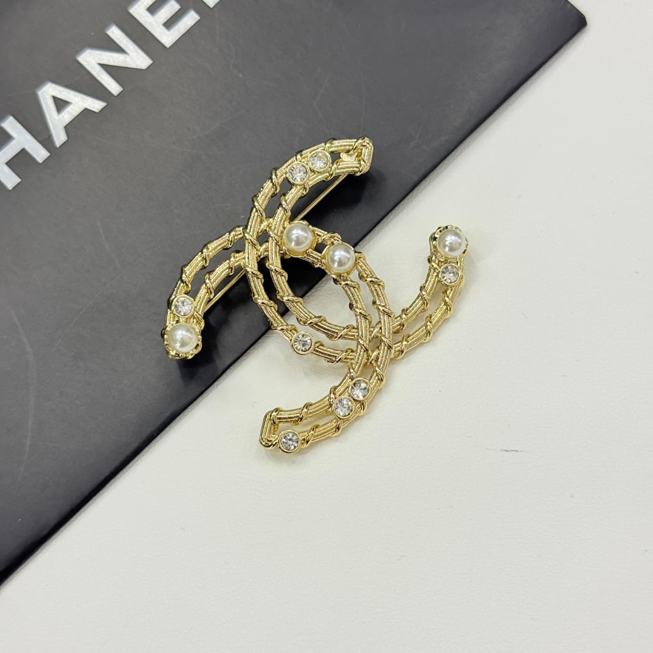 Chanel CC Logo With Pearls And Crystal Brooch
