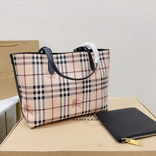 f5d08e9d-982f-40e4-8b36-fd49f7201501 Burberry Black Reversible Tote